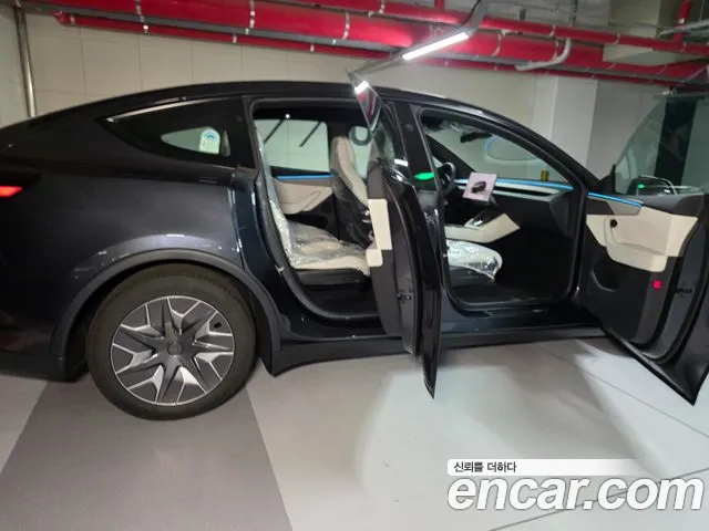 Tesla Model Y — Фото автомобиля 13