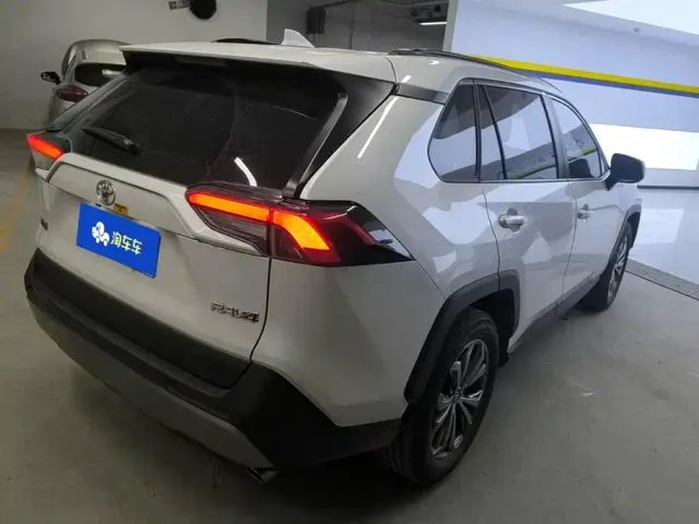 Toyota RAV4 — Фото автомобиля 3