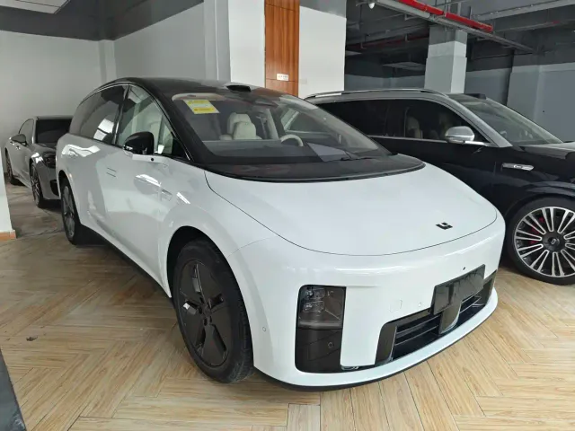 Li Auto i8 — Фото автомобиля 3