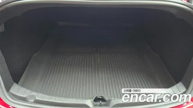 Tesla Model 3 — Фото автомобиля 12