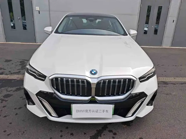 BMW i5 — Фото автомобиля 2