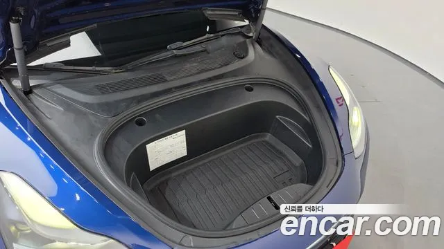 Tesla Model 3 — Фото автомобиля 6
