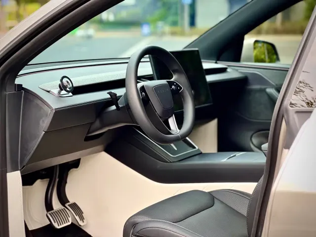 Tesla Model Y L 2025 Facelift Long Range AWD — Фото автомобиля 8