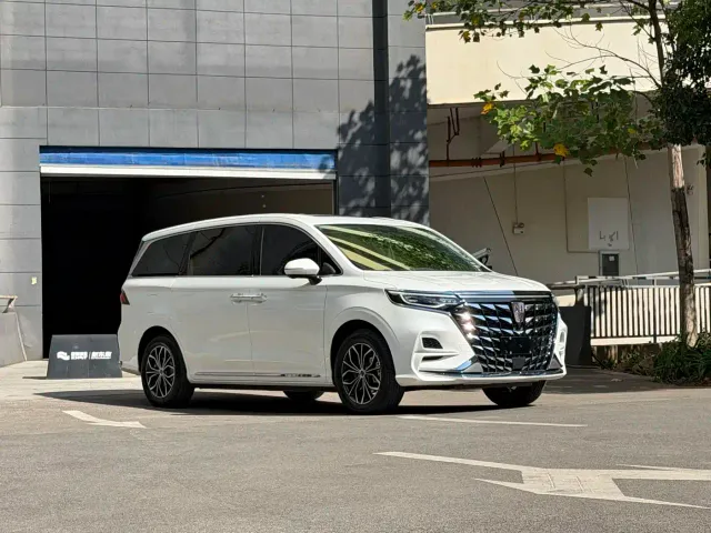 Roewe iMAX8 — Фото автомобиля 3