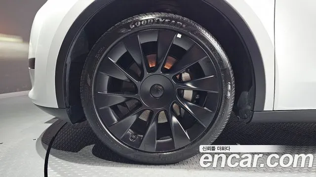 Tesla Model Y — Фото автомобиля 5