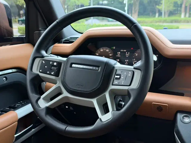 Land Rover Defender — Фото автомобиля 8