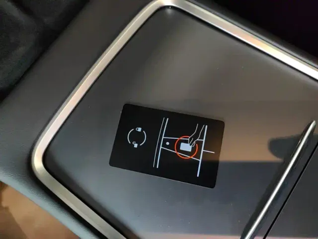 Tesla Model Y — Фото автомобиля 8
