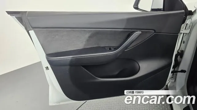 Tesla Model Y — Фото автомобиля 21
