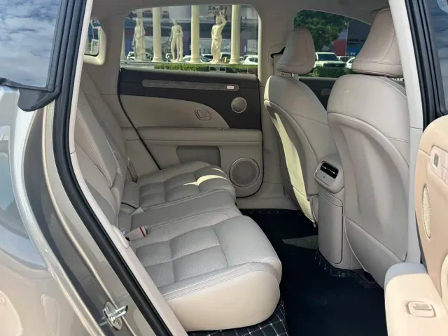 IM Motors LS6 — Фото автомобиля 11