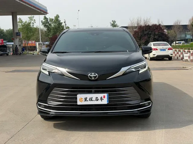 Toyota Sienna — Фото автомобиля 2