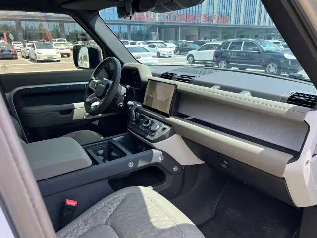 Land Rover Defender — Фото автомобиля 16
