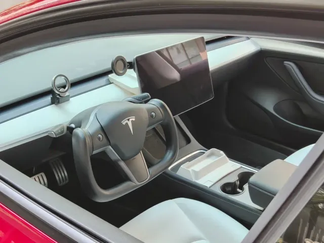 Tesla Model 3 — Фото автомобиля 4