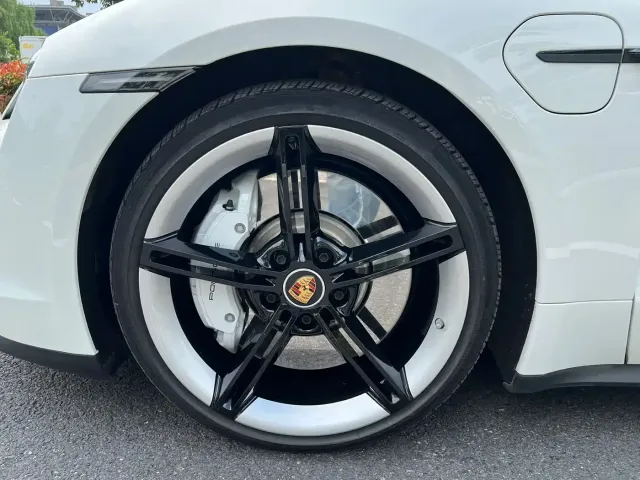 Porsche Taycan — Фото автомобиля 10