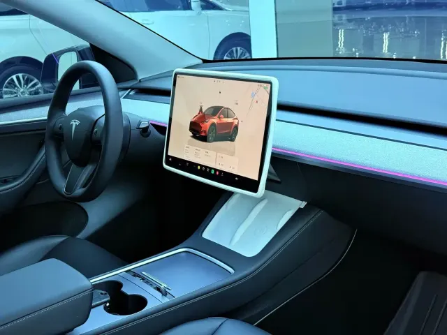 Tesla Model Y — Фото автомобиля 6