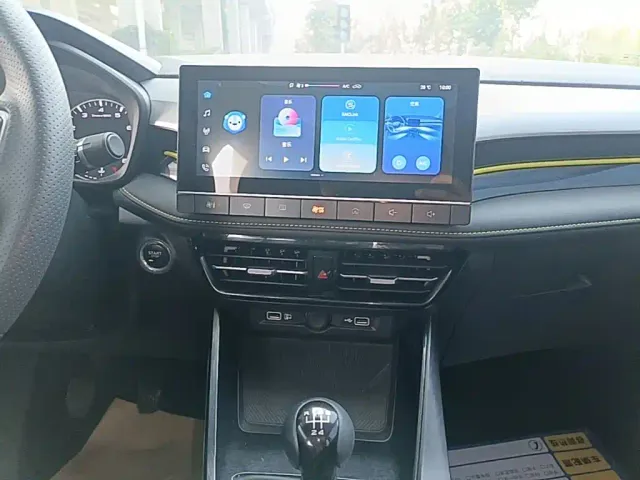 Roewe i5 — Фото автомобиля 12