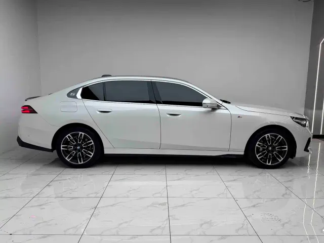BMW 5 Series — Фото автомобиля 16