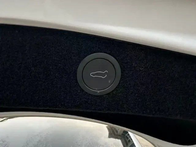 Tesla Model 3 — Фото автомобиля 8