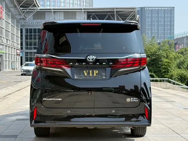 Toyota Alphard — Фото автомобиля 8