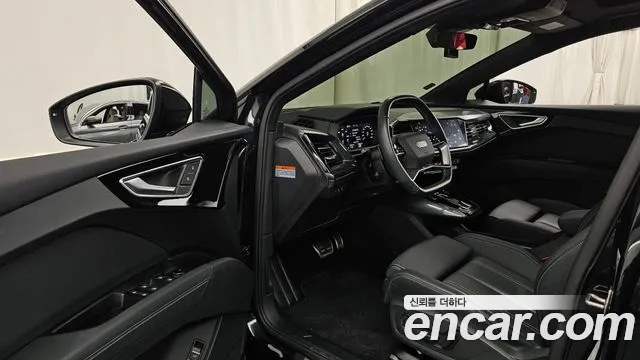 Audi Q4 e-tron — Фото автомобиля 7