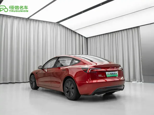 Tesla Model 3 — Фото автомобиля 6