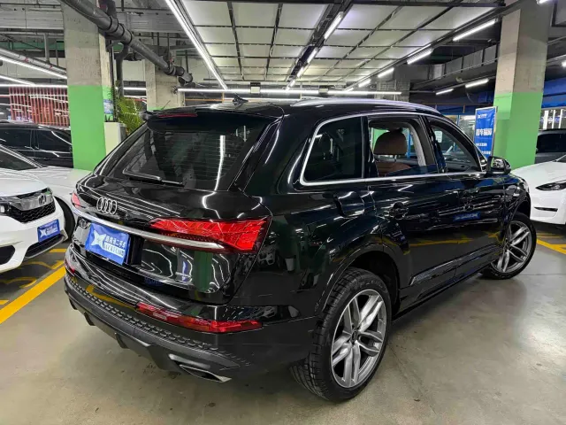 Audi Q7 — Фото автомобиля 4