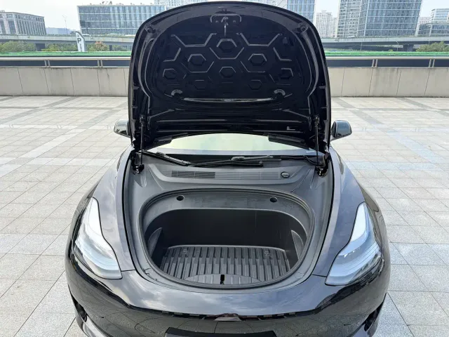 Tesla Model 3 — Фото автомобиля 15