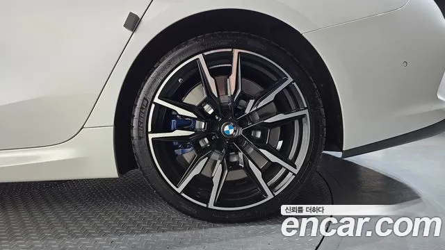BMW 8 Series G15 — Фото автомобиля 21