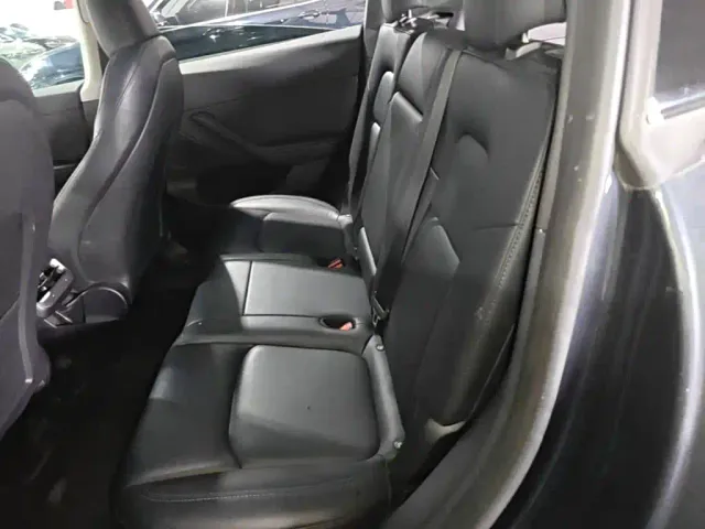 Tesla Model Y — Фото автомобиля 21