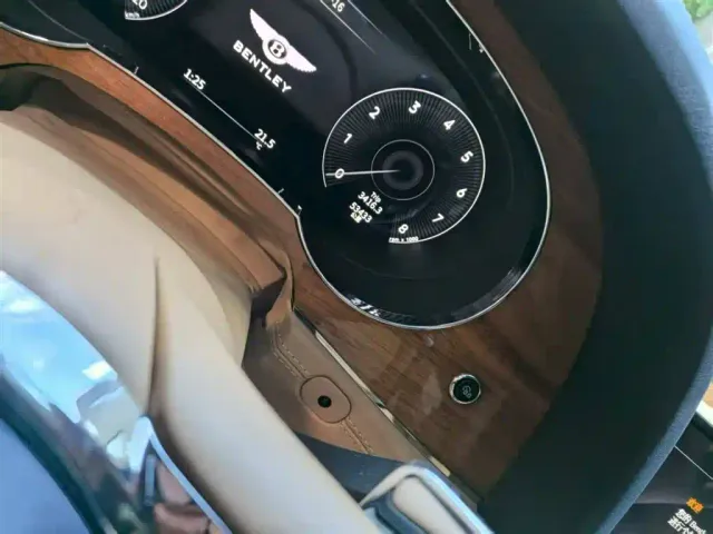 Bentley Bentayga — Фото автомобиля 10