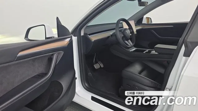 Tesla Model Y — Фото автомобиля 15