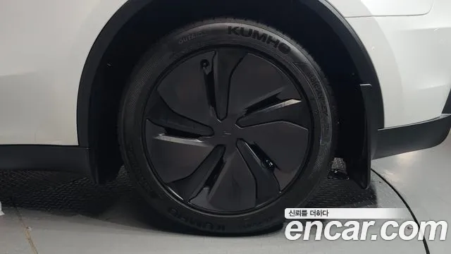 Tesla Model Y — Фото автомобиля 18