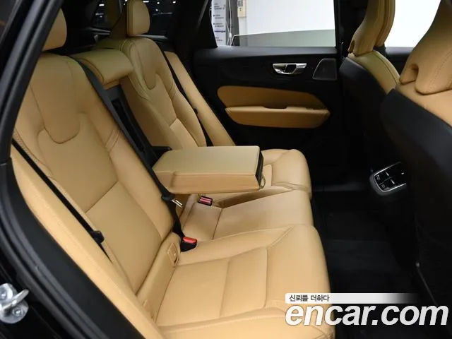 Вольво XC60 — Фото автомобиля 12