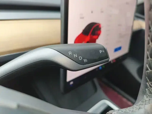 Tesla Model Y — Фото автомобиля 13