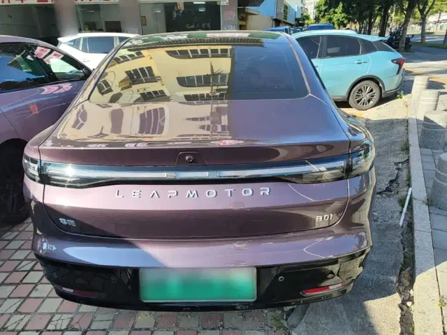 Leapmotor B01 — Фото автомобиля 5