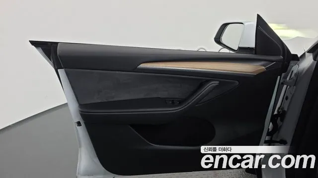 Tesla Model Y — Фото автомобиля 24