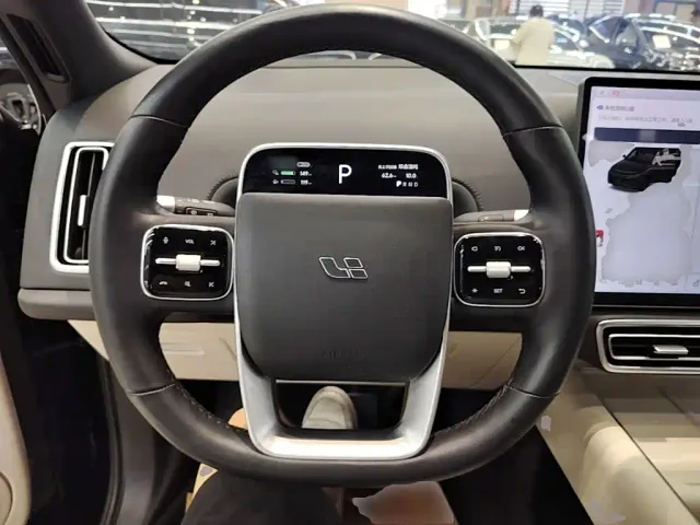 Li Auto L8 — Фото автомобиля 10