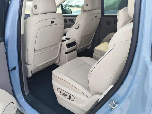 Li Auto i8 — Фото автомобиля 11