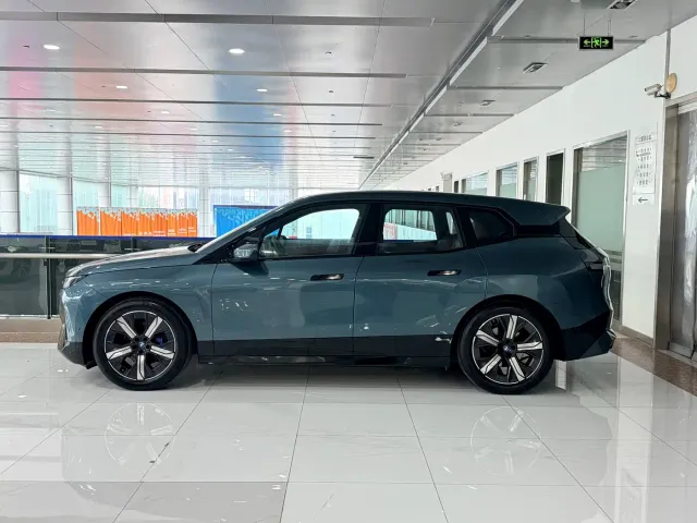 BMW iX — Фото автомобиля 2