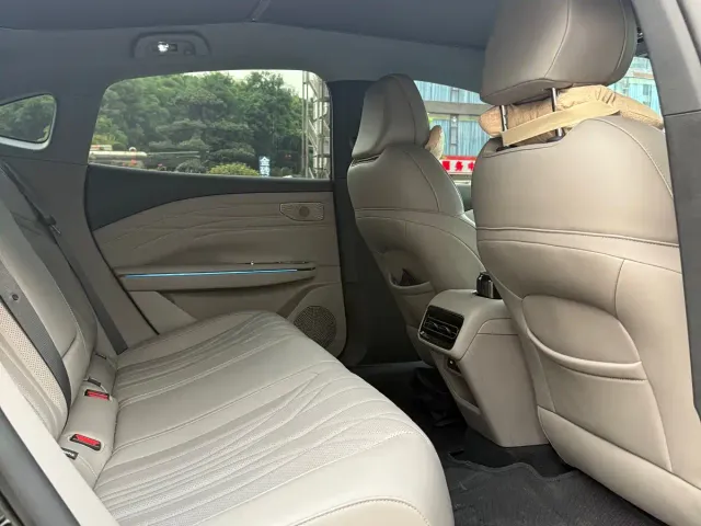 Geely Galaxy Galaxy Xingyao 8 — Фото автомобиля 15