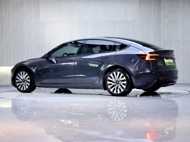 Tesla Model 3 — Фото автомобиля 5