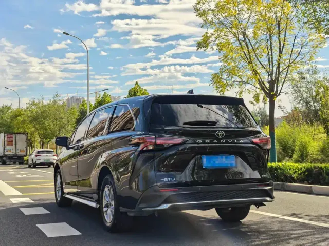 Toyota Granvia — Фото автомобиля 30