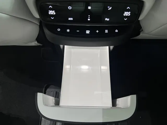 Xpeng X9 — Фото автомобиля 16