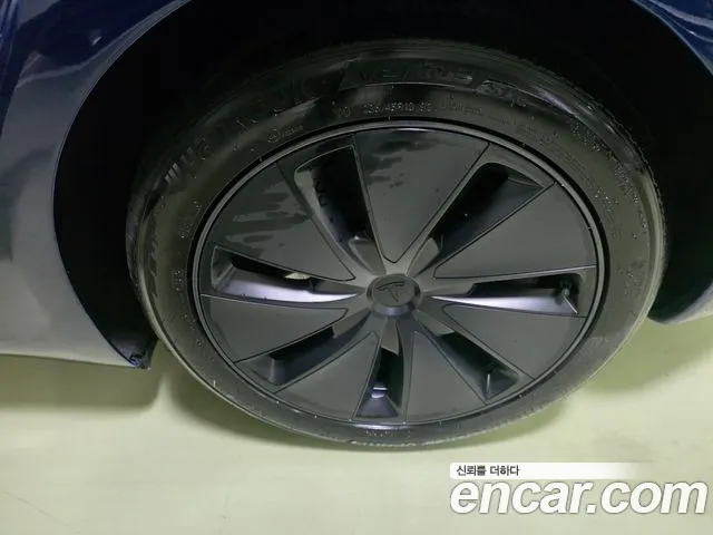 Tesla Model 3 — Фото автомобиля 5