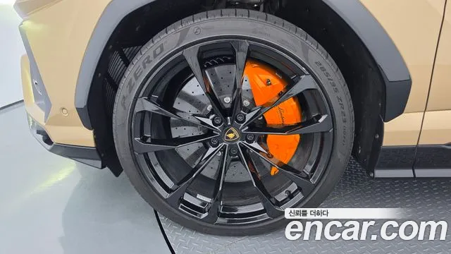 Lamborghini Urus — Фото автомобиля 5