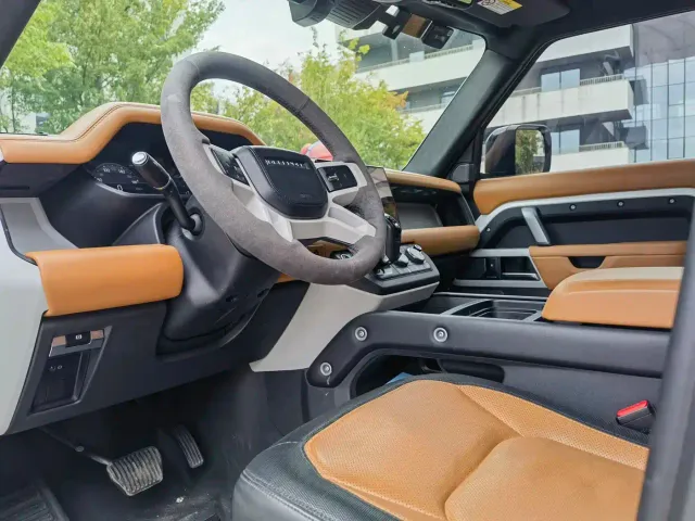 Land Rover Defender — Фото автомобиля 8