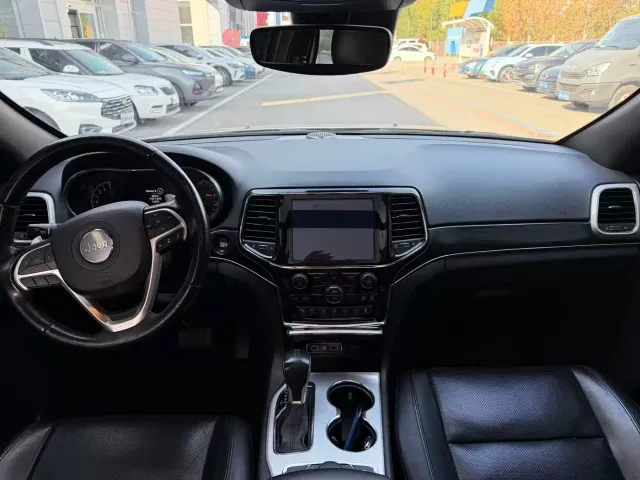 Jeep Grand Cherokee — Фото автомобиля 10