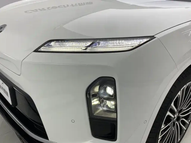 Nio ES8 — Фото автомобиля 9