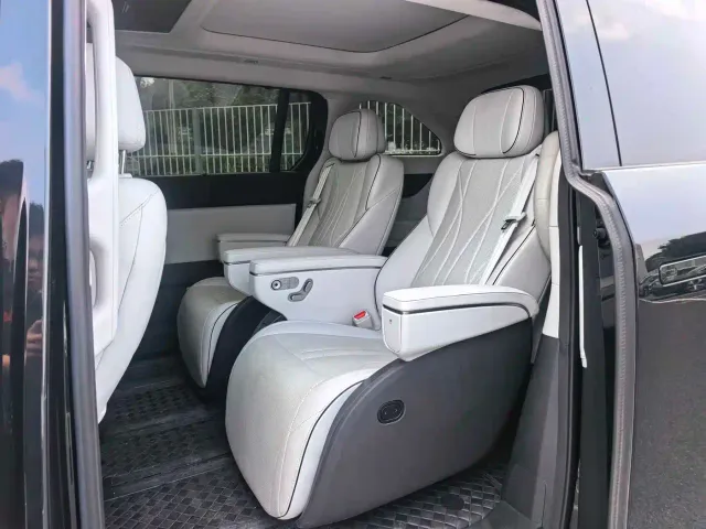 Xpeng X9 — Фото автомобиля 12