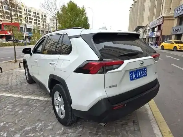 Toyota RAV4 — Фото автомобиля 9