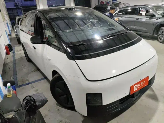 Li Auto MEGA — Фото автомобиля 8